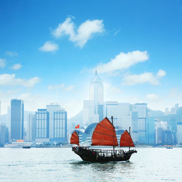 نمایی از بندر ویکوتریا هنگ کنگ با یک قایق چینی از طریق رودخانه