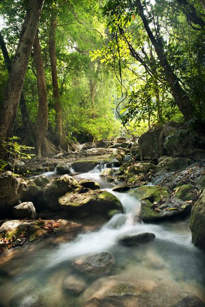آبشار در پارک ملی Erawan Kanchanaburi تایلند