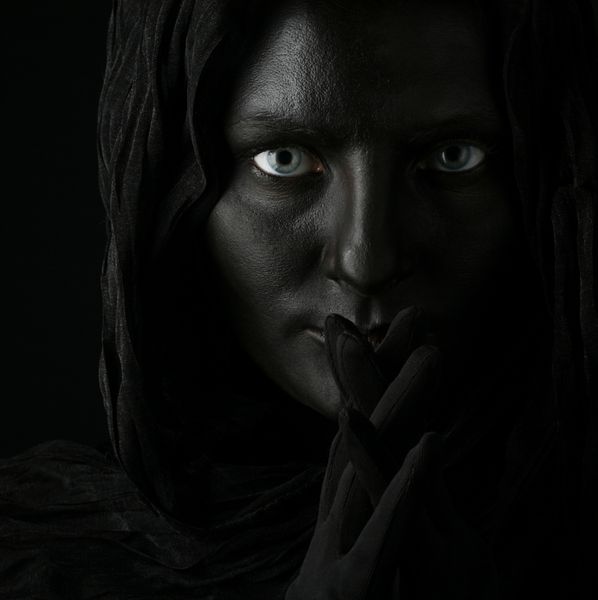 عکس هنری زنی زیبا با صورت سیاه