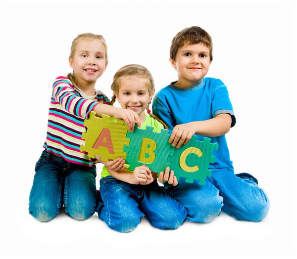 کودکان در حال بازی کردن حروف روی پس زمینه سفید هستند