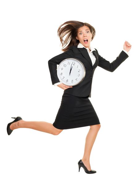 استرس - زن تاجر دیرهنگام با ساعت زیر بغل عکس مفهومی با تاجر جوان در حال دویدن در برابر زمان قفقازی