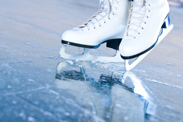 نسخه آبی کج شده اسکیت روی یخ با انعکاس