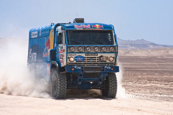 ICA پرو - 14 ژانویه ایلگیزار مردیف از روسیه کامیون خود را در طول شرکت در رالی داکار 2012 آرژانتین شیلی پرو 14 ژانویه 2012 در ایکا پرو از طریق دسر Ica رانندگی کرد