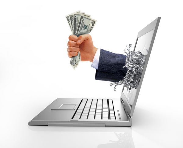 دست انسان با پول بیرون آمدن از پاشیدن مایع روی صفحه کامپیوتر جدا شده در پس زمینه سفید همراه با مسیر برش