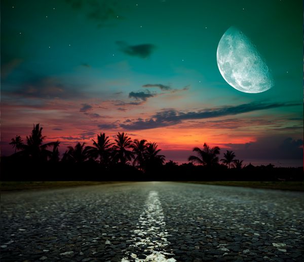 جاده آسفالته و ماه در غروب