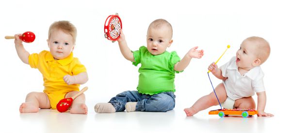 کودکانی که با اسباب بازی های موسیقی بازی می کنند جدا شده در زمینه سفید