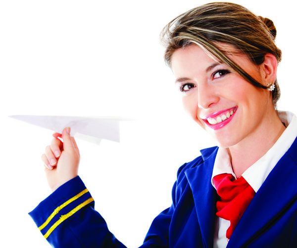 مهماندار هواپیما که یک هواپیمای کاغذی در دست دارد - جدا شده روی پس زمینه سفید