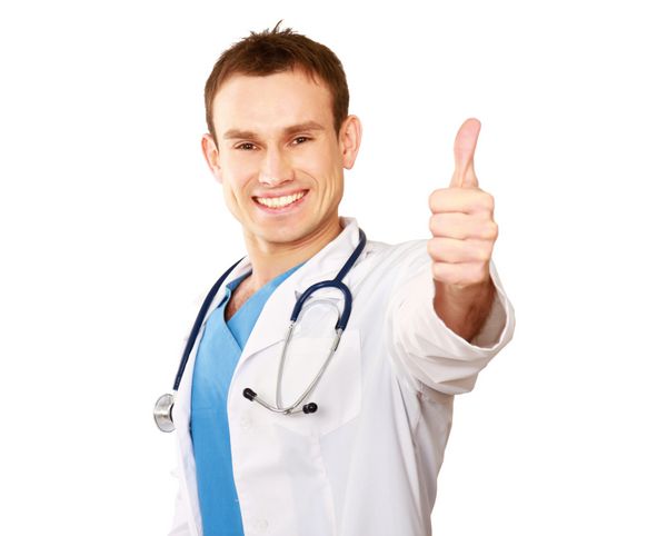 یک پزشک مرد در حال نشان دادن ok جدا شده در زمینه سفید