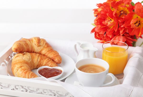 صبحانه با قهوه آب پرتقال و کروسانت