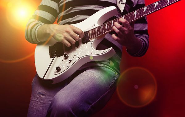 ستاره راک در حال نواختن انفرادی روی گیتار