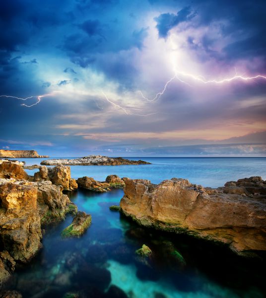صخره ها و طوفان دریا صحنه دراماتیک ترکیب طبیعت