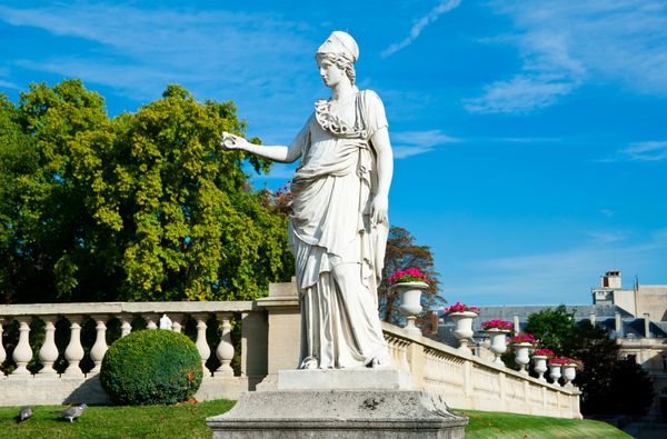 مجسمه در باغ لوکزامبورگ کاخ لوکزامبورگ پاریس فرانسه