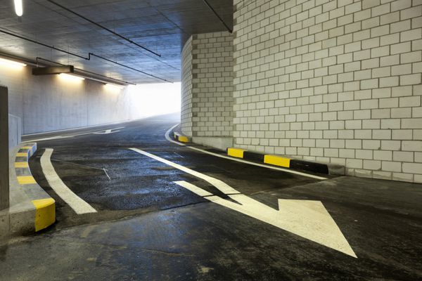 پارکینگ زیرزمینی نو ماشین های ورودی
