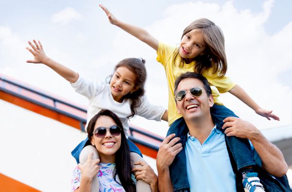 خانواده خوشبخت با دو بچه که با هواپیما سفر می کنند