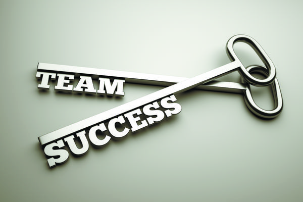 یک کلید با کلمات تیم و موفقیت مفهوم کسب و کار