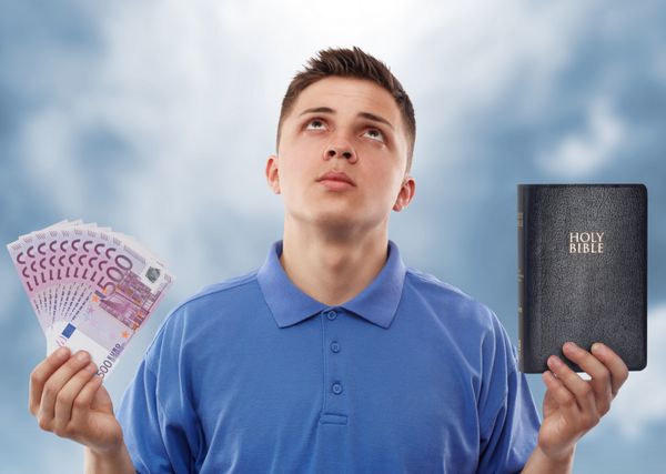 مرد جوان برای انتخاب بین خدا و یورو درخواست کمک می کند هیچ انسانی نمی تواند خدمتگزار دو ارباب باشد متی 624