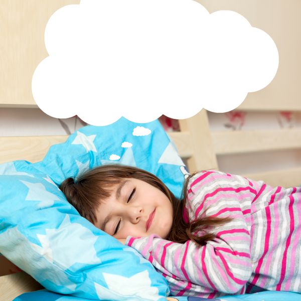 دختر کوچکی که در رختخوابش خوابیده و رویاها را می بیند
