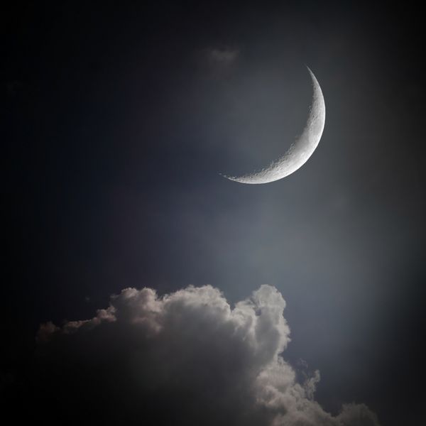 مرموز نیمه هلال ماه در آسمان شب با ابر
