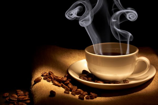 نمای نزدیک از یک فنجان قهوه داغ فوق العاده
