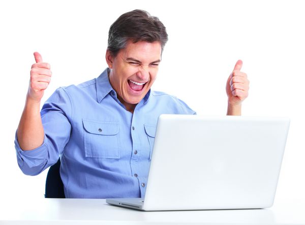 مرد خوش تیپ با کامپیوتر لپ تاپ با زمینه سفید مجزا شده است