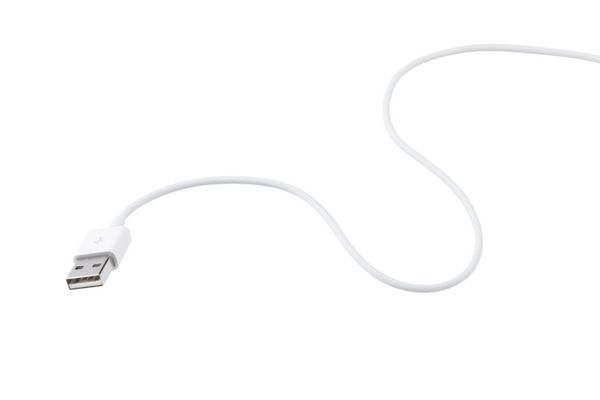 کابل USB به رنگ سفید است که در زمینه سفید جدا شده است
