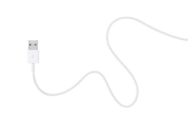 کابل USB به رنگ سفید است که در زمینه سفید جدا شده است