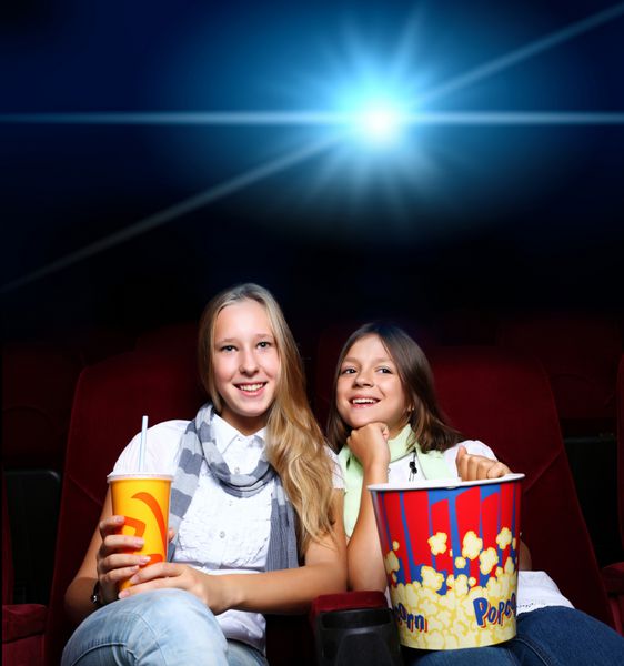 دو دختر جوان در حال تماشای فیلم در سینما