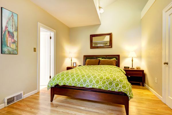 اتاق خواب مدرن سبز روشن و بژ با تخت قهوه ای