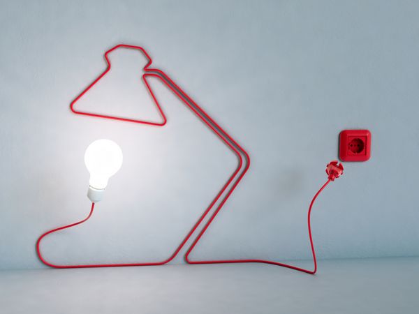 سیم برقی به شکل چراغ رومیزی - مفهوم انرژی و خلاقیت