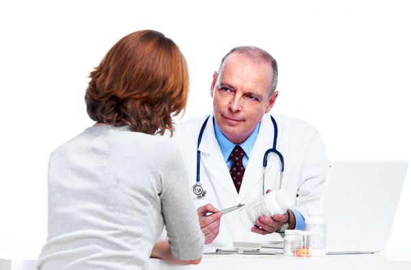 پزشک و زن بیمار جدا شده در پس زمینه سفید