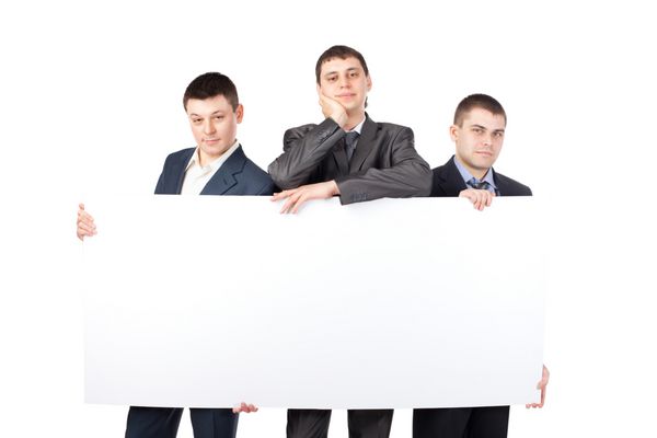 سه تاجر جوان تابلوی خالی بزرگی را که روی پس‌زمینه سفید جدا شده است در دست دارند