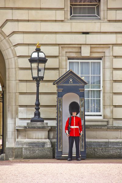 لندن - 12 مه نگهبانان نگهبانان گرانادیر در 12 مه 2011 در خارج از کاخ باکینگهام در لندن بریتانیا مستقر شدند این سربازان مسئول نگهبانی از اقامتگاه های سلطنتی رسمی در لندن هستند