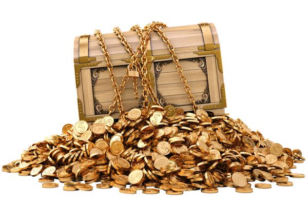 صندوق چوبی قدیمی در زنجیر روی انبوهی از سکه های طلا جدا شده روی سفید
