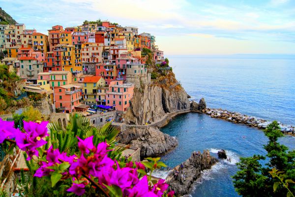 دهکده مانارولا در ساحل Cinque Terre ایتالیا با گل