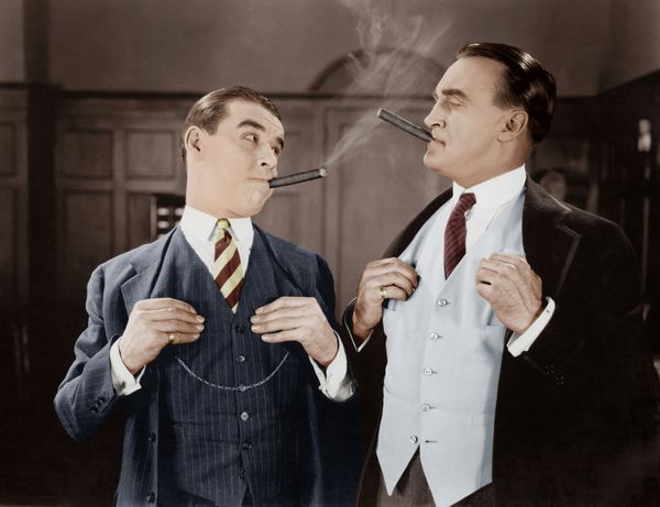 دو مرد در حال کشیدن سیگار