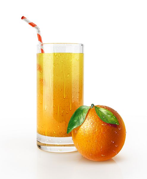 لیوان آب پرتقال با نی و یک میوه روی زمین با قطرات تراکم در پس زمینه سفید