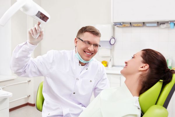 بیمار در پذیرش در دندانپزشک