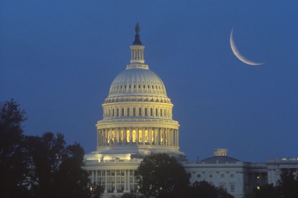 هلال ماه بر فراز گنبد ساختمان کنگره آمریکا
