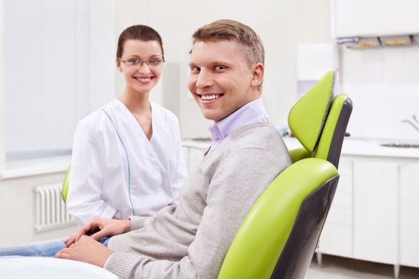 دندانپزشک و بیمار در کلینیک