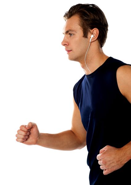 ورزشکار تناسب اندام در حال لذت بردن از موسیقی در حالت دویدن با لباس ورزشی