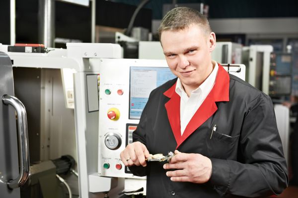 کارگر تکنسین مکانیکی ابزار اندازه گیری جزئیات پس از پردازش در مرکز دستگاه برش در کارگاه با کولیس کشویی