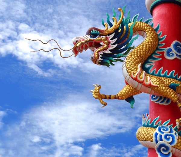 مجسمه اژدها به سبک چینی در معبد