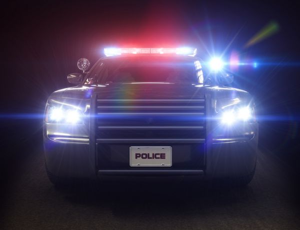 رزمناو ماشین پلیس با مجموعه ای کامل از چراغ ها و چراغ های تاکتیکی بخشی از یک سری اولین پاسخ