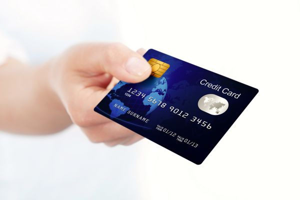 نمای نزدیک کارت اعتباری آبی که با دست نگه داشته شده است تمرکز روی کارت