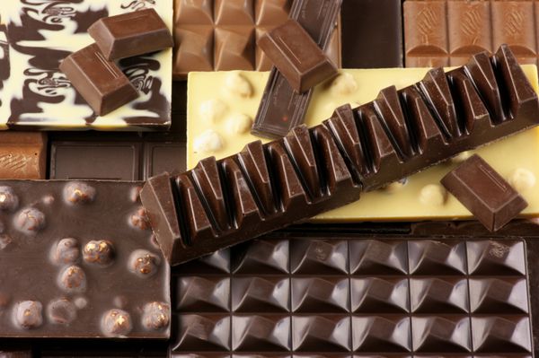 انبوهی از شکلات‌های متنوع از نمای نزدیک