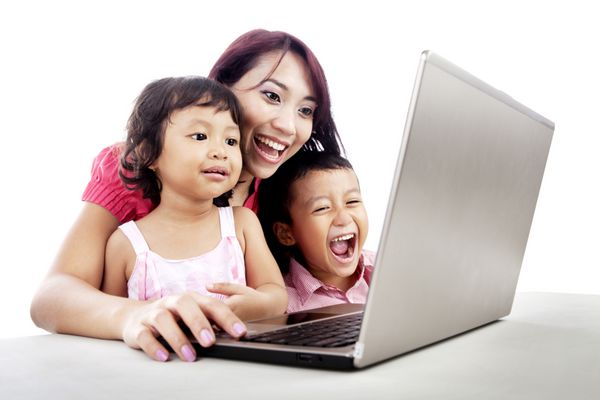 مادر جوان شاد با فرزندانش با استفاده از کامپیوتر لپ تاپ اولترابوک