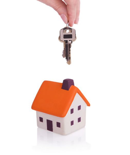 تصویر مفهومی با خانه کوچک و کلید جدا شده روی سفید