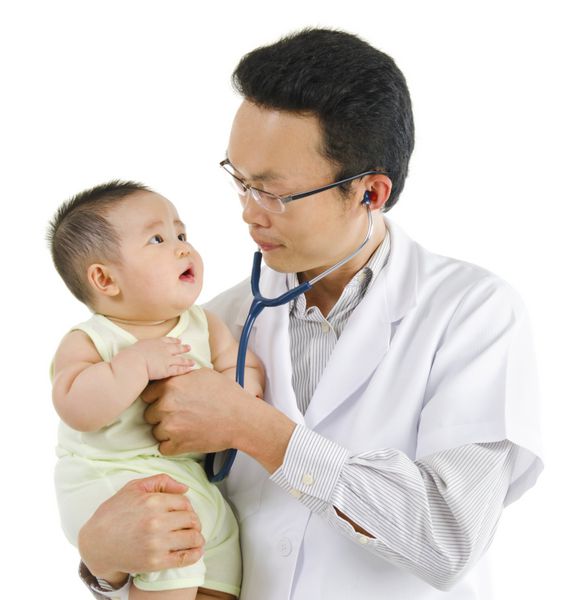 پزشک کودکان نوزاد را با گوشی پزشکی معاینه می کند