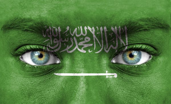 چهره انسان با پرچم عربستان سعودی نقاشی شده است