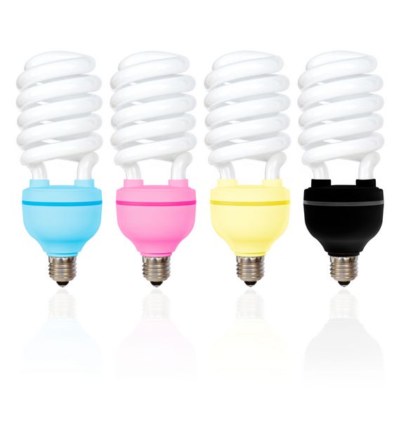 چهار لامپ کم مصرف با رنگ های CMYK در پس زمینه سفید